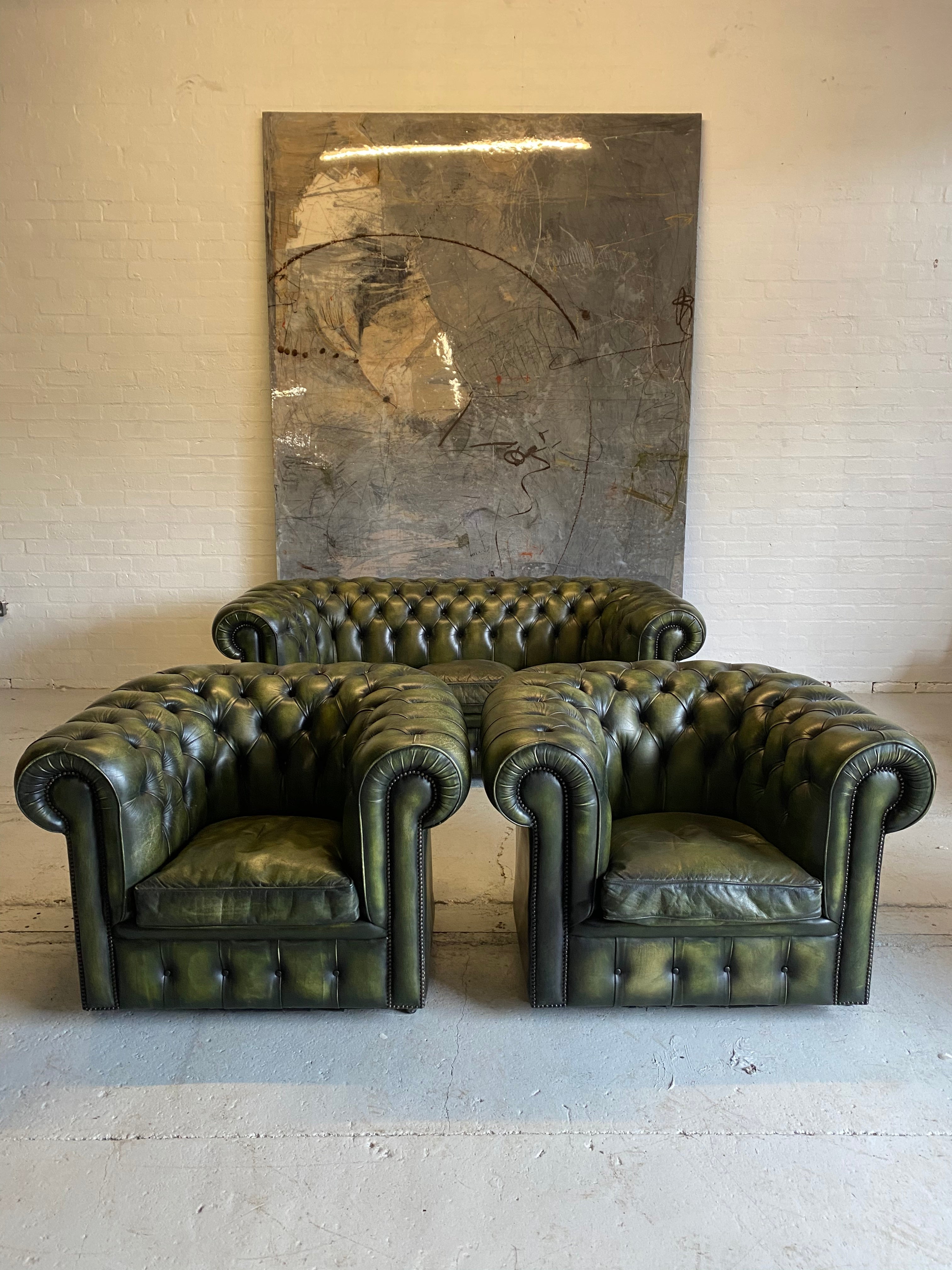 Beautiful Rich Green Chesterfield 3 Piece Suite