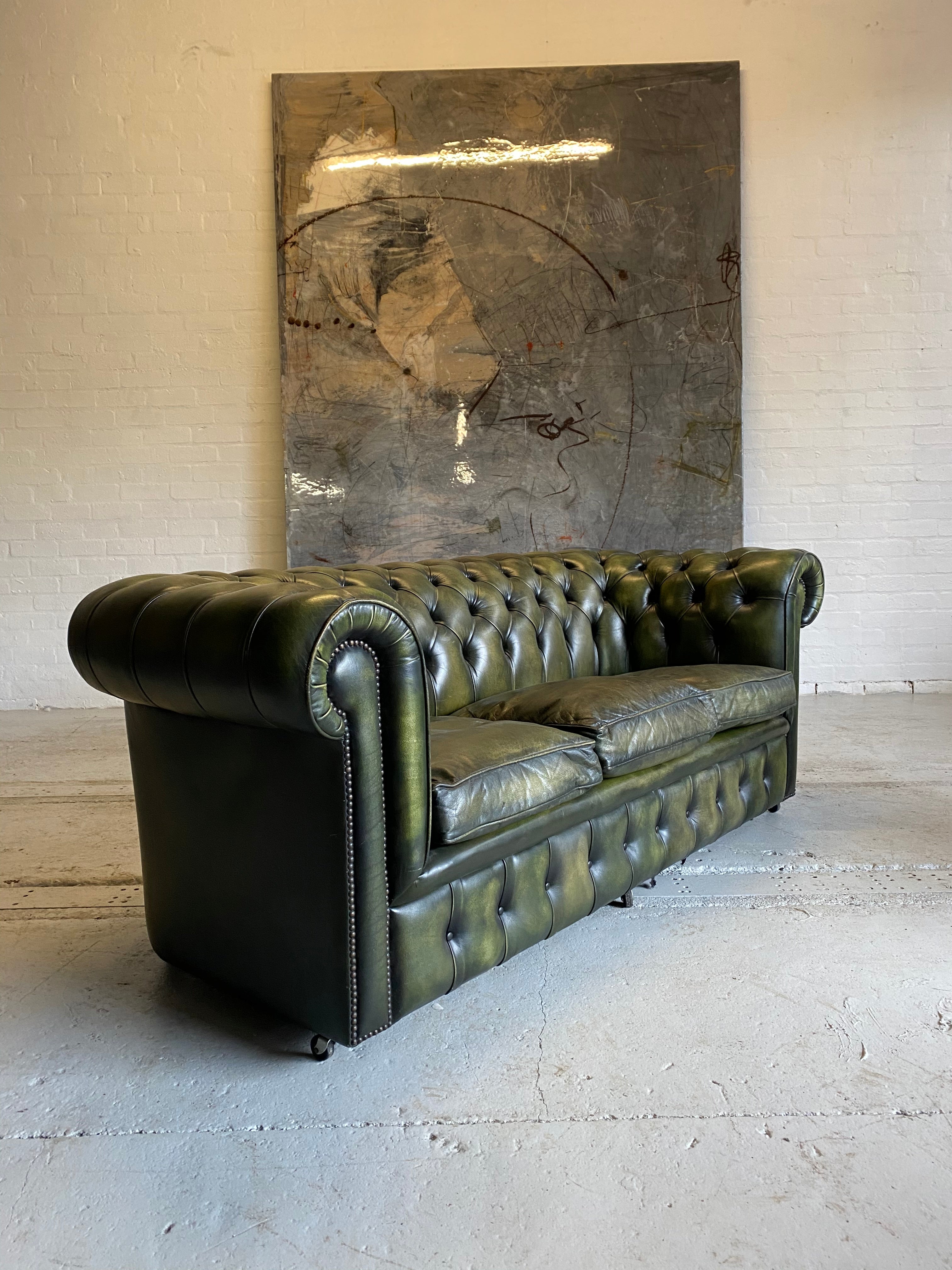 Beautiful Rich Green Chesterfield 3 Piece Suite