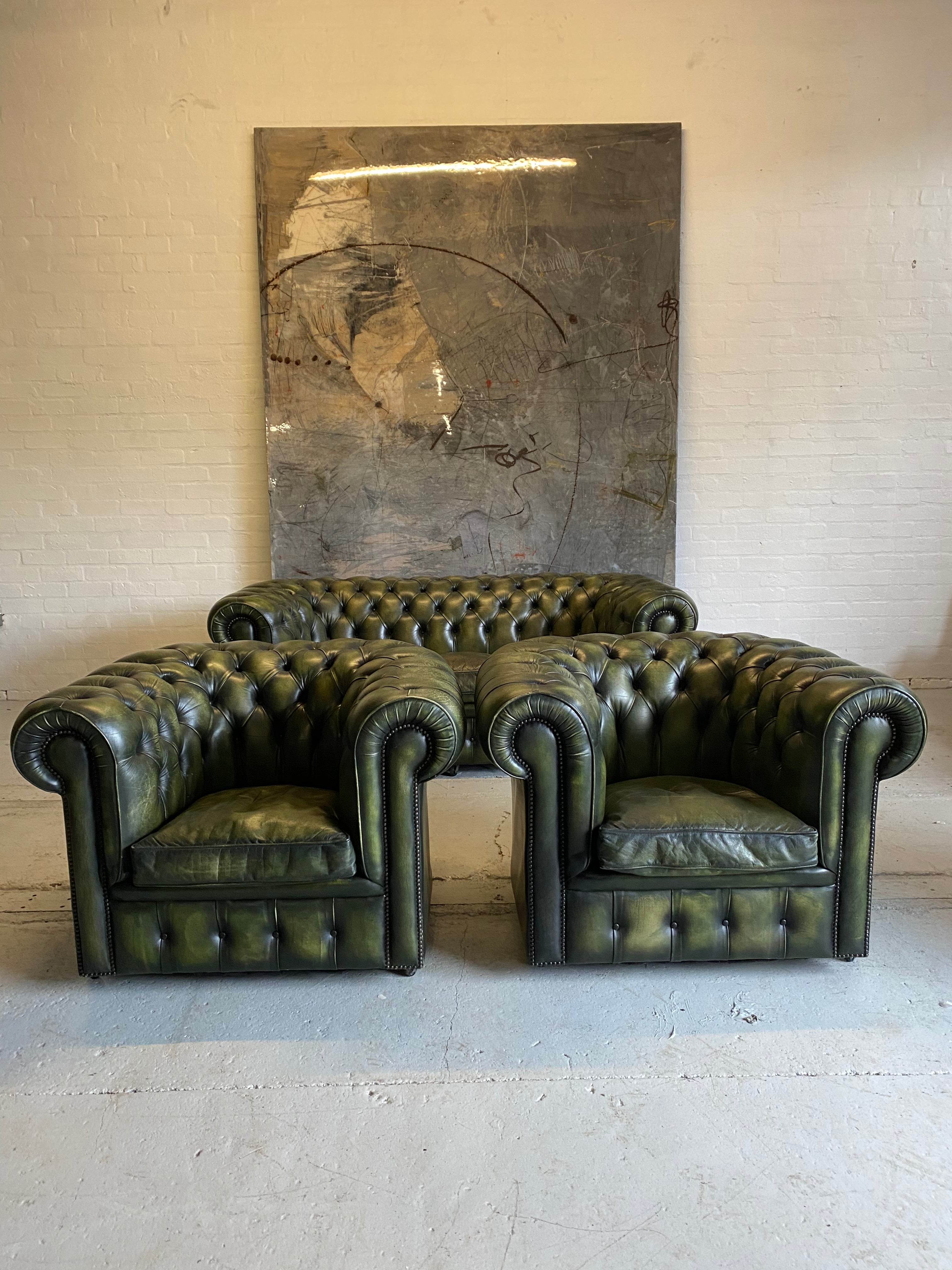 Beautiful Rich Green Chesterfield 3 Piece Suite