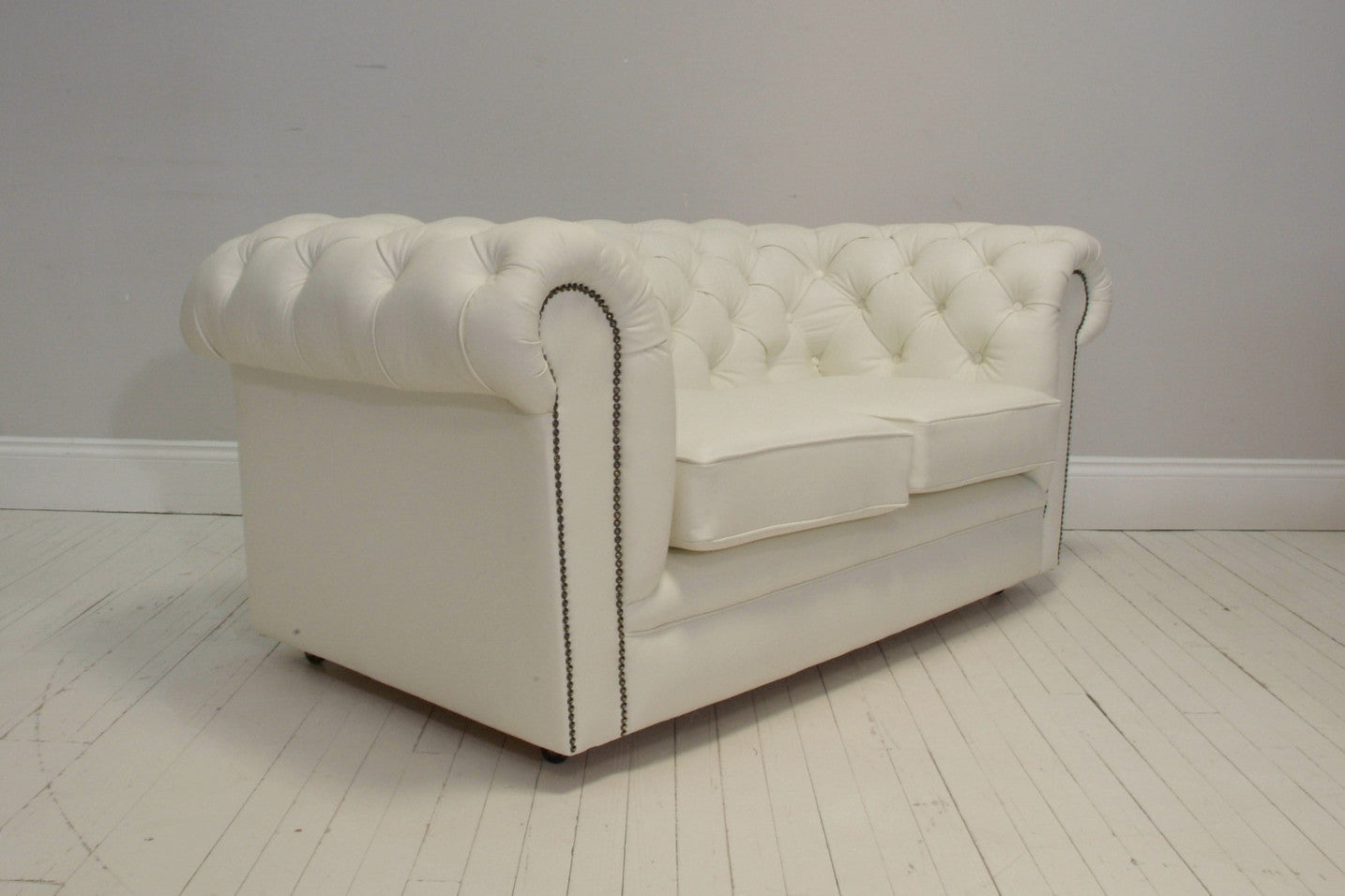 FULLY RESTORED CHESTERFIELD : ARCTIC WHITE