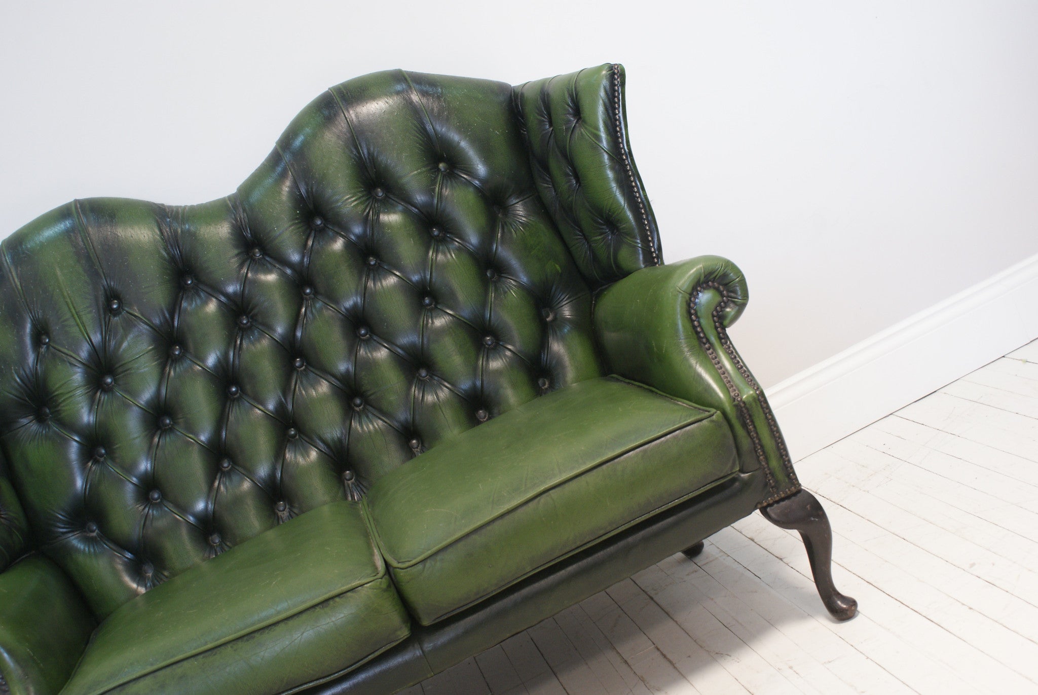 A LOVELY, ELEGANT GREEN LEATHER VICTORIAN STYLE SOFA