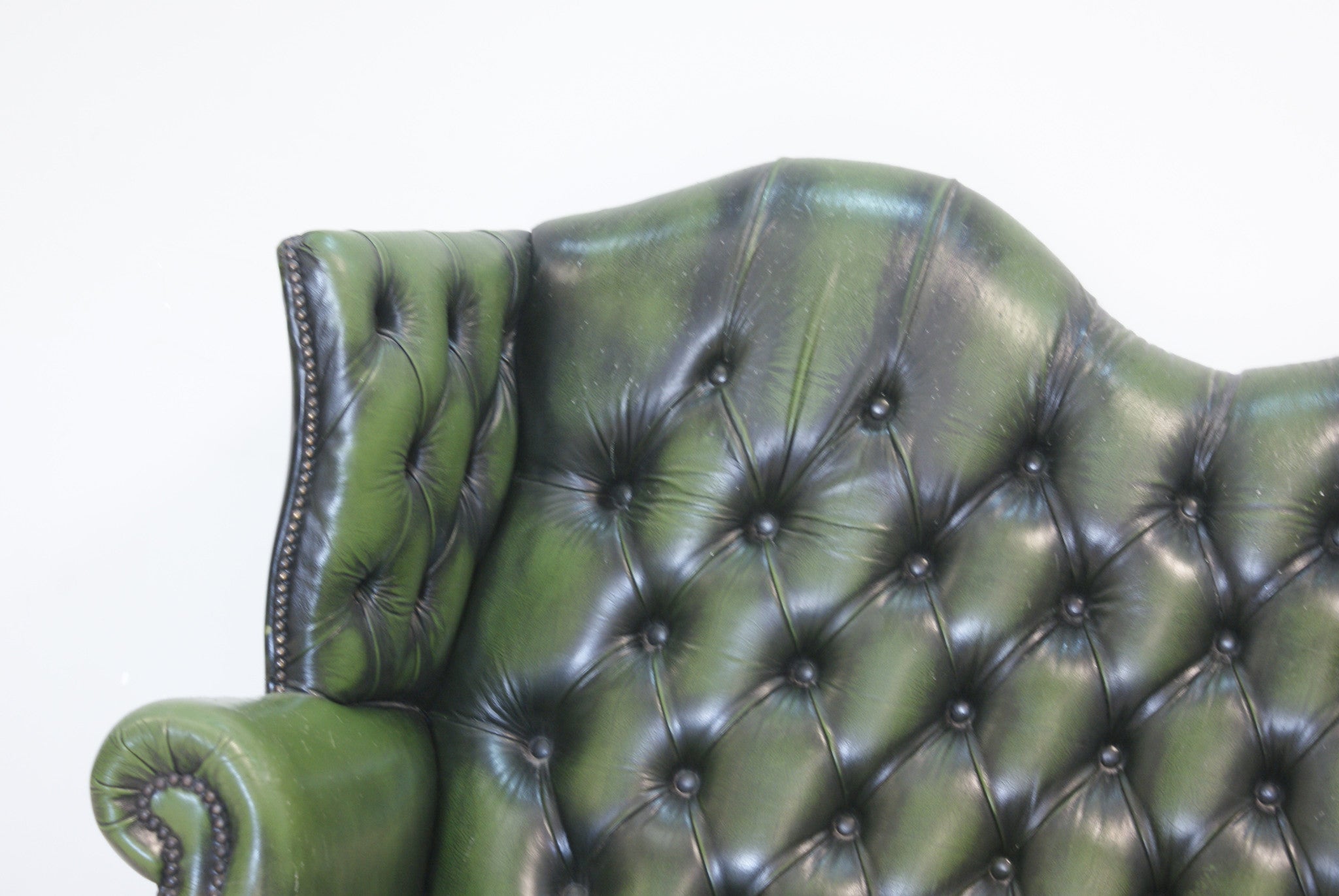 A LOVELY, ELEGANT GREEN LEATHER VICTORIAN STYLE SOFA