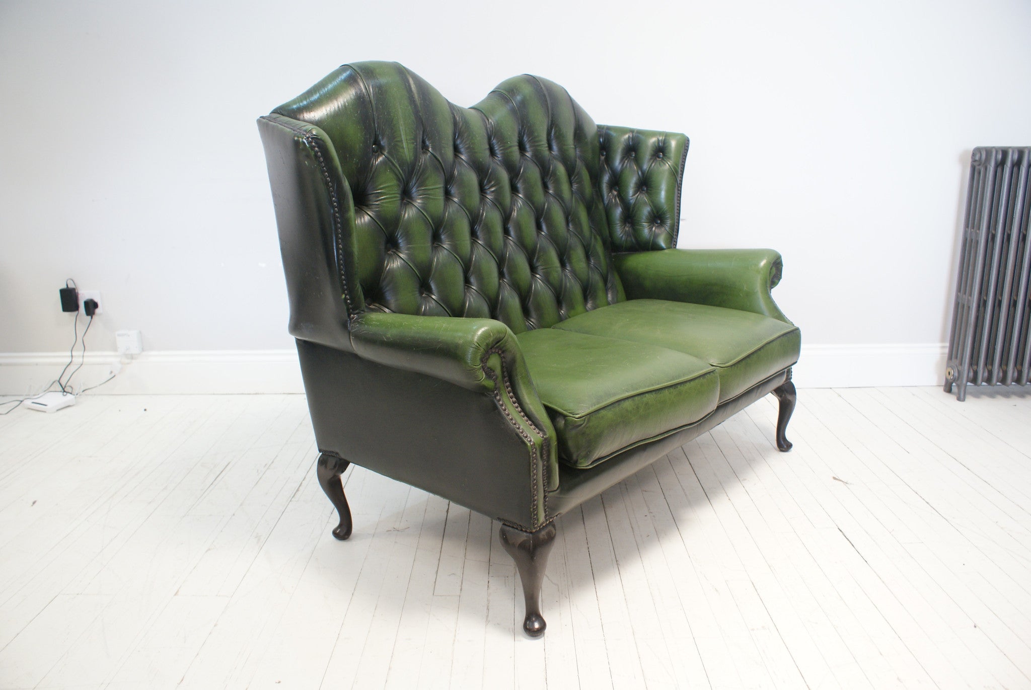 A LOVELY, ELEGANT GREEN LEATHER VICTORIAN STYLE SOFA