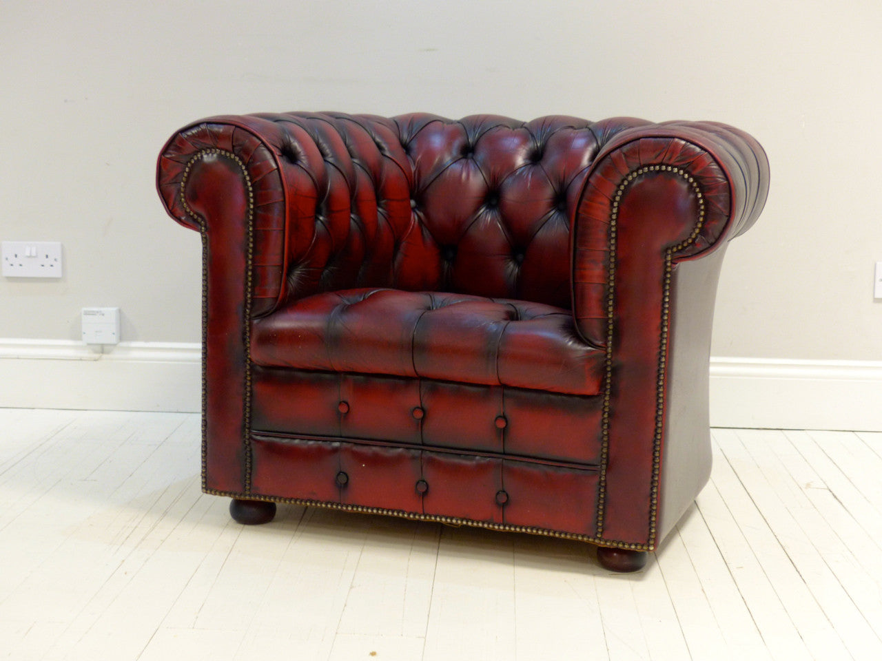 STUNNING WINE GENTLEMAN’S CLUB ARMCHAIR