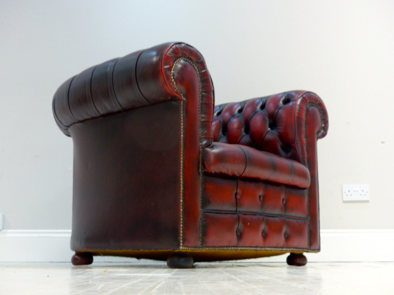 STUNNING WINE GENTLEMAN’S CLUB ARMCHAIR