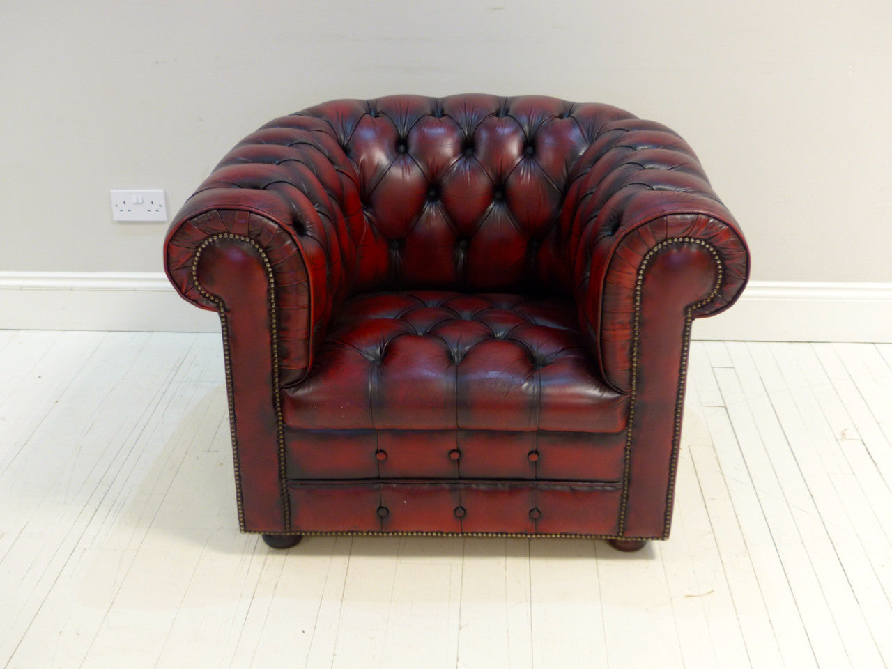 STUNNING WINE GENTLEMAN’S CLUB ARMCHAIR