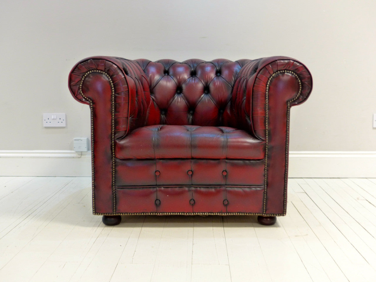 STUNNING WINE GENTLEMAN’S CLUB ARMCHAIR