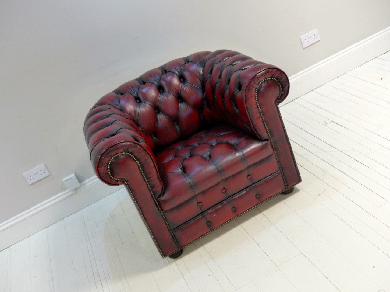 STUNNING WINE GENTLEMAN’S CLUB ARMCHAIR