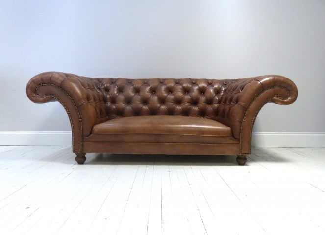 THE PALMERSTON CHESTERFIELD SOFA : RICH TAN