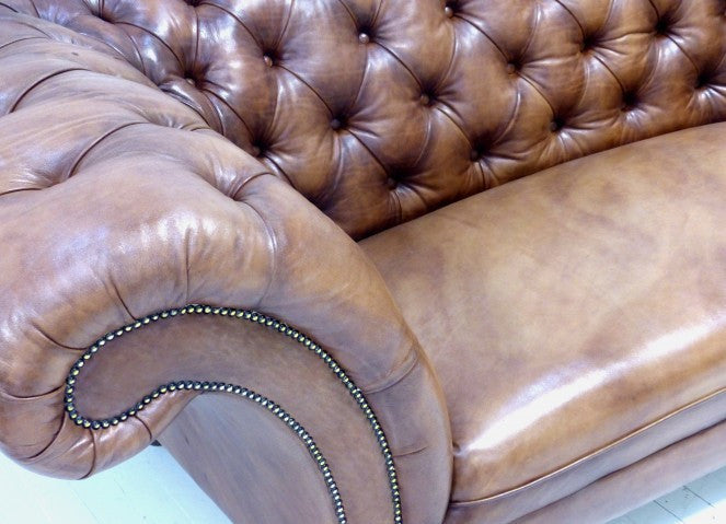 THE PALMERSTON CHESTERFIELD SOFA : RICH TAN