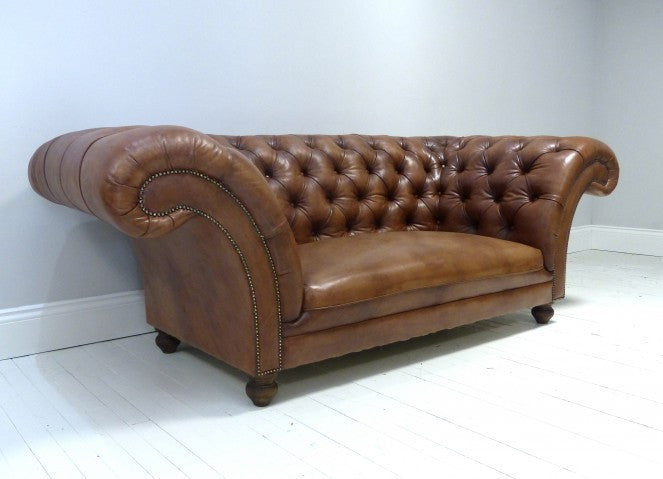 THE PALMERSTON CHESTERFIELD SOFA : RICH TAN