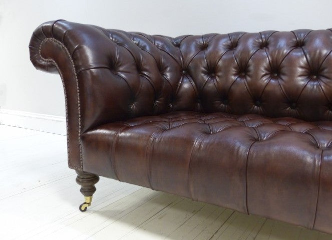 THE NEWCASTLE SOFA : UMBER BROWN