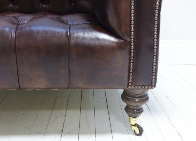 THE NEWCASTLE SOFA : UMBER BROWN