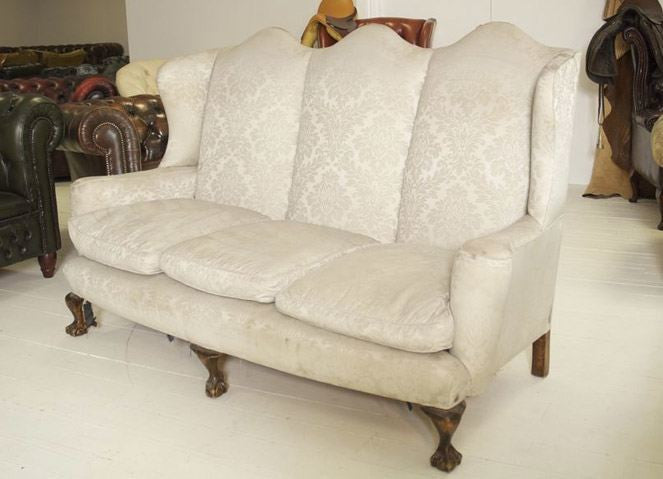 AN EARLY TWENTIETH CENTURY ANTIQUE QUEEN ANNE SOFA