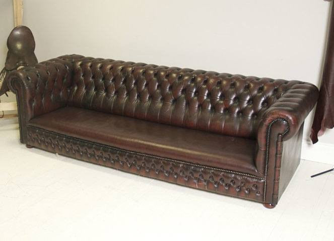 TRADITIONAL CHESTERFIELD : FOUR SEATER SOFA IN DEEP RED WINE