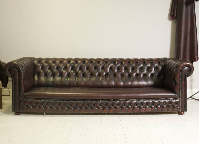 TRADITIONAL CHESTERFIELD : FOUR SEATER SOFA IN DEEP RED WINE